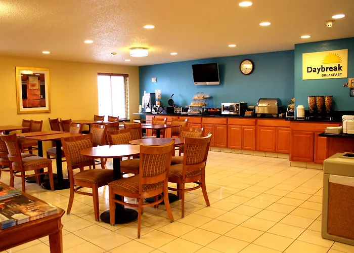 Days & By Wyndham Bloomington/normal Il Hotel
