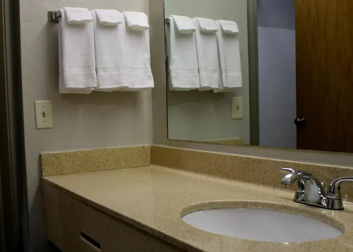 Days & By Wyndham Bloomington/normal Il Hotel